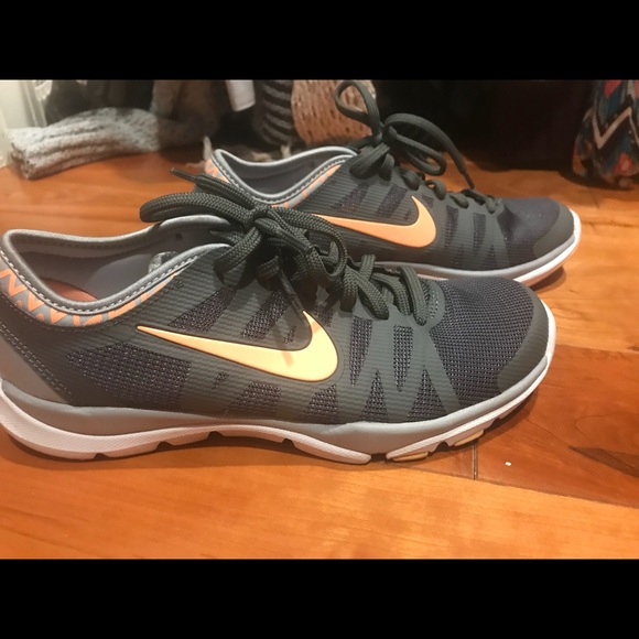 Women’s Nike Sneakers - Picture 2 of 7